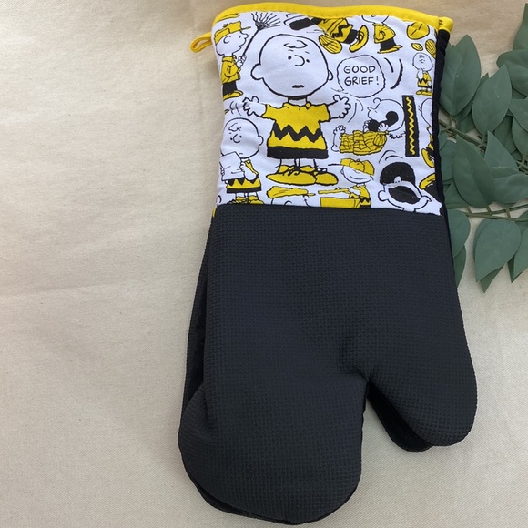 Snoopy oven mitt set of 2 NWT! Peanuts design Charlie Brown and Snoopy - Picture 2 of 9